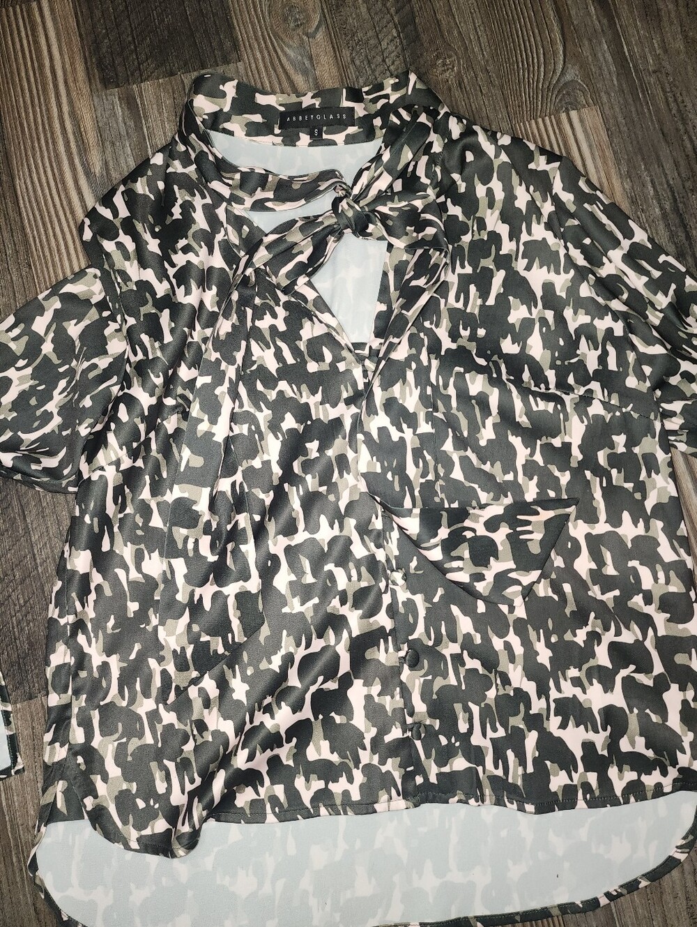 Abbey Glass Blouse Top Bell Sleeves Camo Keyhole Bow Neckline Festival Sz Small